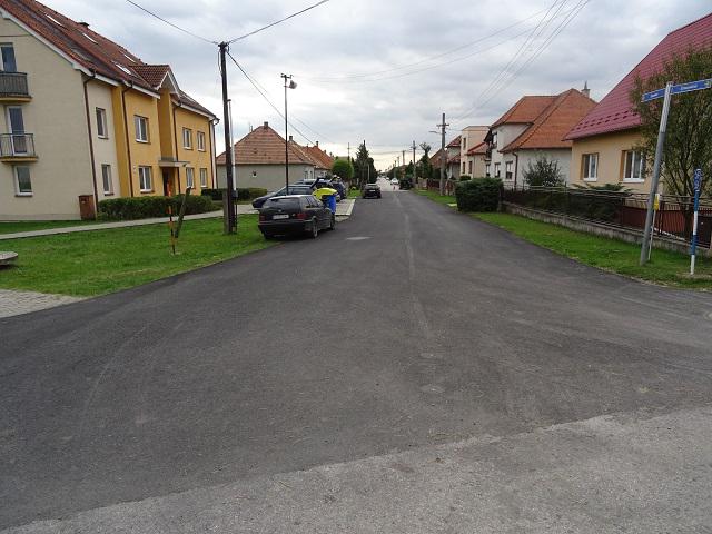 Fotogaléria Obnova asfaltového povrchu na ulici Školská (1) Obnova asfaltového povrchu na ulici Školská